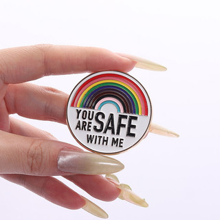 'Bạn An toàn với tôi 'LGBT Rainbow Men Trâm Cài Cá Tính Sáng Tạo Vòng Kim Loại Huy Hiệu Pin Ba Lô Phụ Kiện Quần Áo Quà Tặng Cho Bạn Bè