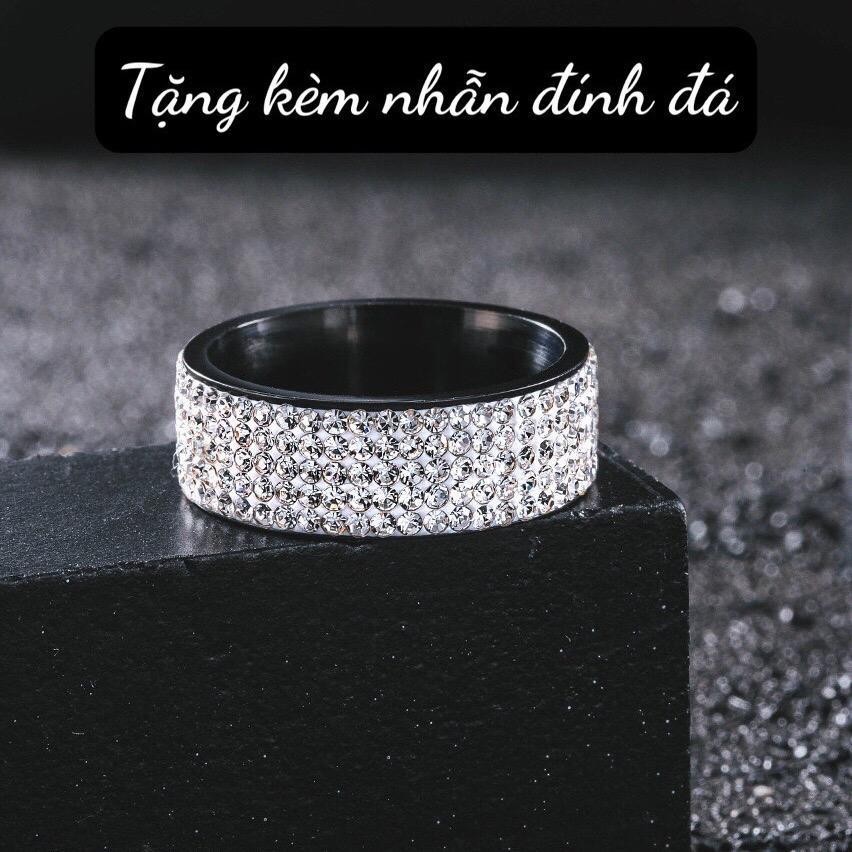 Combo 5 món gồm 1 đồng hồ đỏ, 1 dây chuyền chữ thập, 1 lắc tay, 2 nhẫn tặng kèm dụng cụ thu gọn dây