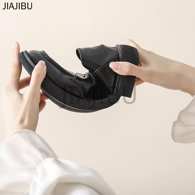 Size 35-43 Giày Da Gót Thấp Mũi Tròn Chống Trượt Y2K Giày Nữ Cỡ Lớn Korean Fashion Platform Mary Jane Shoes Giày Đi Học Màu Đen Giày JK Lolita Của Nhật Bản Giày Đế Bệt Kiểu Anh 42 Cosplay Doll Shoes 41 Giày Công Chúa Đế Mềm Giày Khiêu Vũ
