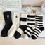 Tất Thể Thao Cotton BORAGETE, Tất Thời Trang Xuân Hè Giữa Chiều Dài Tất, Retro Cặp Đôi Tất Nam Nữ Đen Trắng Sọc Tất