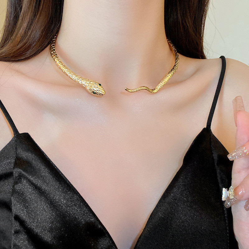 Vòng cổ hình con rắn đính kim cương, thiết kế thời trang châu Âu, phù hợp cho người sành điệu và không gây dị ứng.