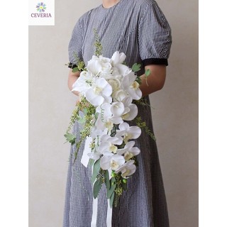 Bó hoa cưới cầm tay cô dâu dáng thác đổ từ hoa lan và hồng trắng kèm lá xanh tươi CEVERIA