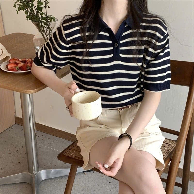 Áo cộc tay nữ dệt kim mongtoghi thiết kế cổ bẻ phối khuy cài phong cách năng động BA SP290