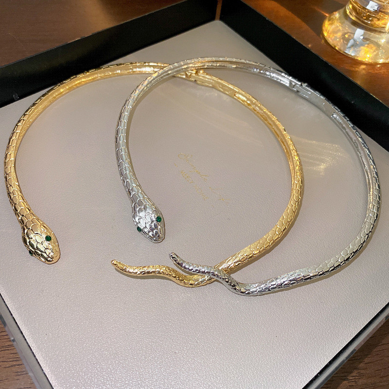 Vòng cổ hình con rắn đính kim cương, thiết kế thời trang châu Âu, phù hợp cho người sành điệu và không gây dị ứng.