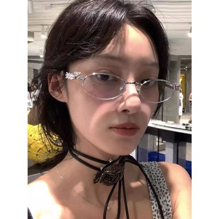 Khung kính hình bầu dục đính kim cương phong cách mới