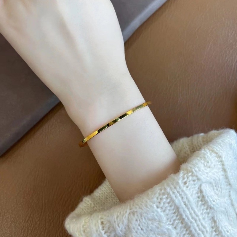 Khẩu độ 2mm Vòng tay đơn giản Thép titan Không phai Mạ 18K Kết cấu mịn