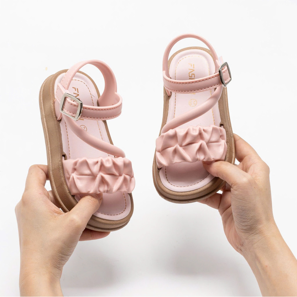 ( hàng sẵn ) sandal bé gái nhựa thơm đi mưa đi biển mùa hè đế chống trượt quai chéo êm chân mẫu mới QC 2233 ( ảnh thật )