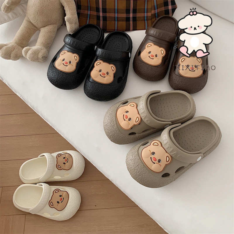 Xixitiao Lỗ Giày Dép Nam Nữ Dễ Thương Baotou Mặc Ngoài Thời Trang Hoạt Hình Gấu Mùa Hè eva Đế Mềm