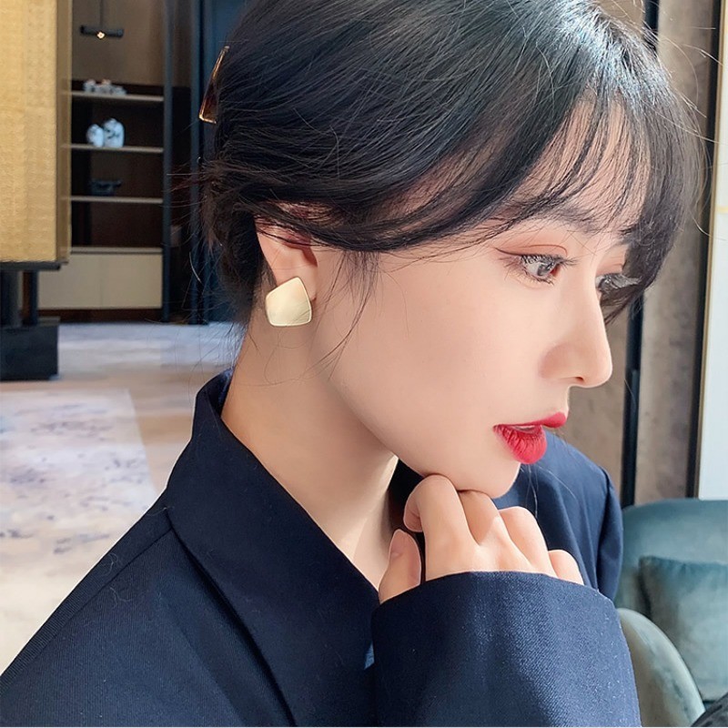 Bông Tai Vàng Nhẹ Nhàng, Thanh Lịch và Sang Trọng