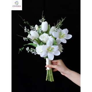 Bó hoa cưới cầm tay cô dâu xanh trắng phối nhiều loại hoa ceveria