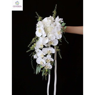 Bó hoa cưới cầm tay cô dâu dáng thác đổ từ hoa lan và hồng trắng kèm lá xanh tươi CEVERIA