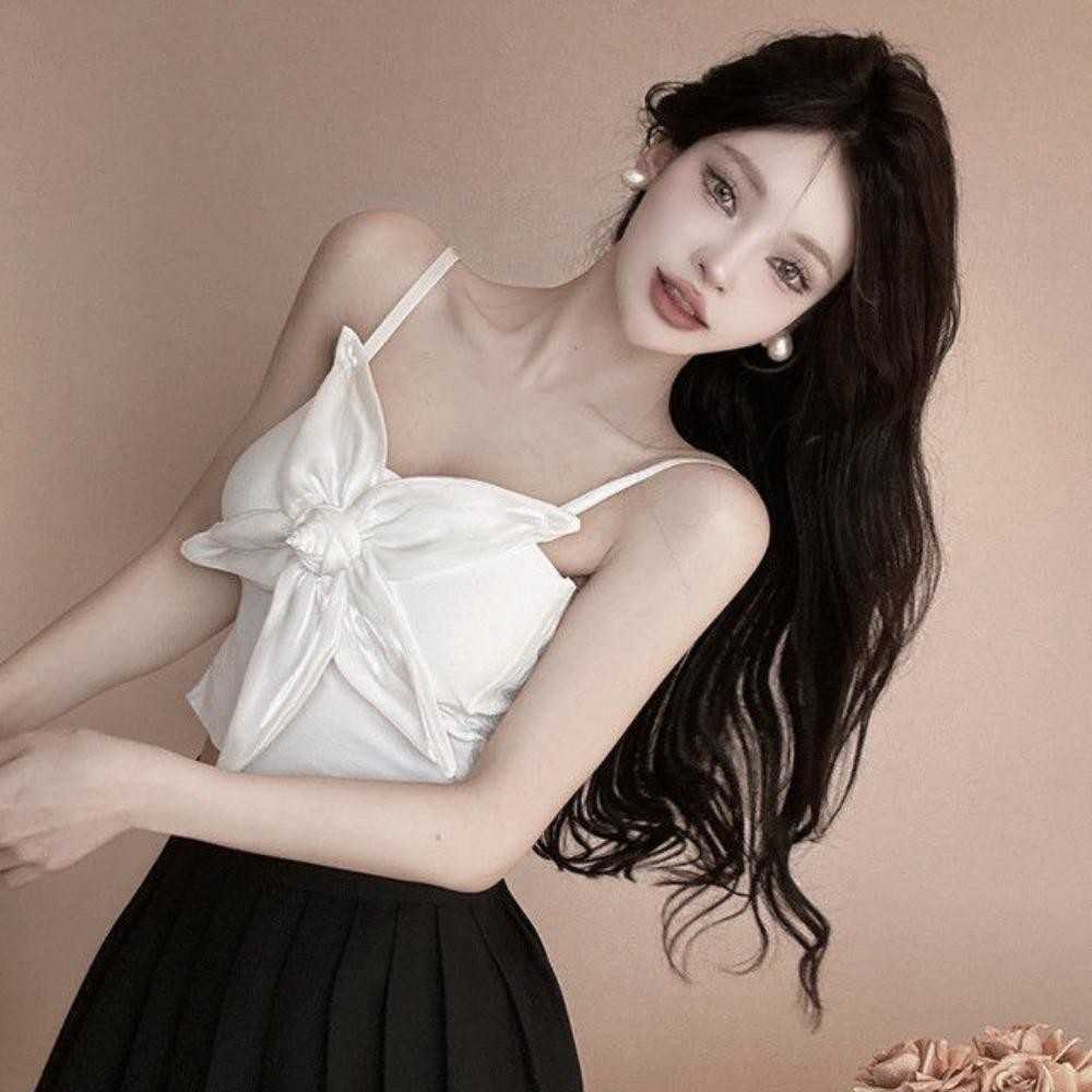 Áo hai dây và crop top hoa hồng 3D, thiết kế slim-fit đen trắng, phù hợp thời trang và du lịch