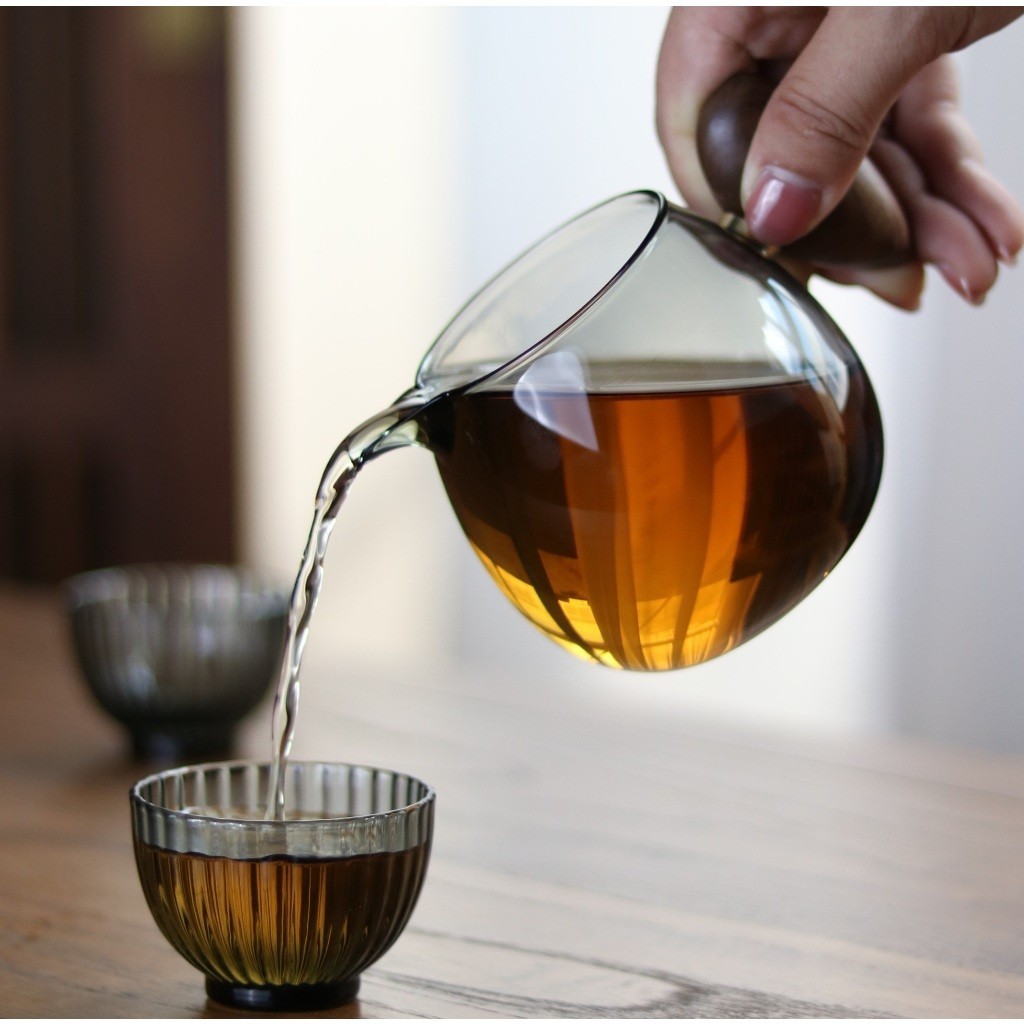 Tống chuyên trà thủy tinh tay cầm gỗ Dung Tích 240 ml
