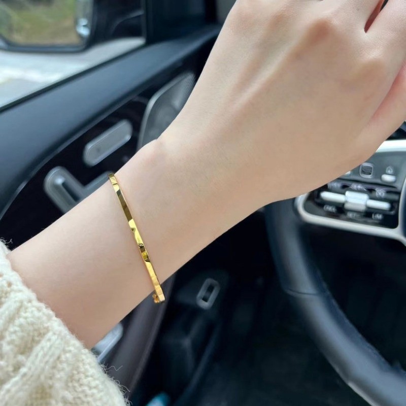 Khẩu độ 2mm Vòng tay đơn giản Thép titan Không phai Mạ 18K Kết cấu mịn