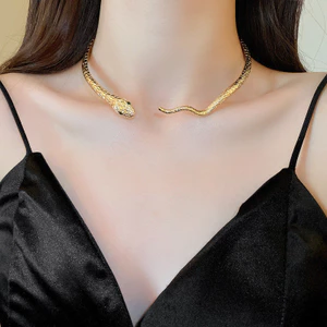 Vòng cổ hình con rắn đính kim cương, thiết kế thời trang châu Âu, phù hợp cho người sành điệu và không gây dị ứng.