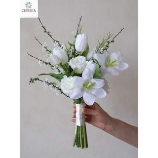 Bó hoa cưới cầm tay cô dâu xanh trắng phối nhiều loại hoa ceveria