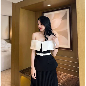 Áo peplum nắp túi phối trắng trễ vai kèm belt