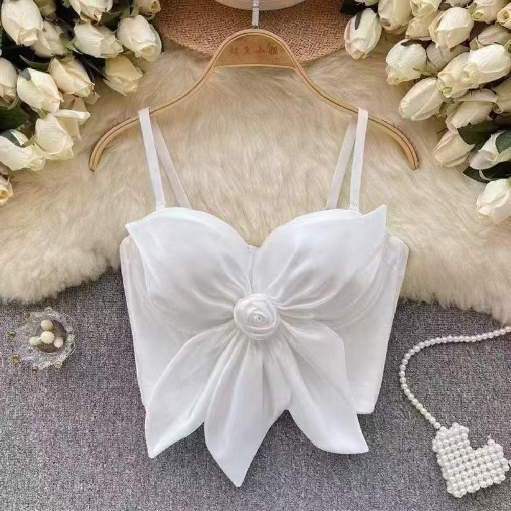 Áo hai dây và crop top hoa hồng 3D, thiết kế slim-fit đen trắng, phù hợp thời trang và du lịch