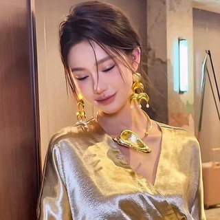 Rừng dương phóng đại ở Châu Âu và Châu Mỹ, vòng cổ hoa lòng bàn tay đỏ xếp ly ba chiều, mùa thu đông, sang trọng nhẹ nhàng, thích hợp và dây chuyền cao cấp