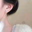 Bông tai hoa hồng hồng Thiết kế thích hợp