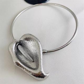 Rừng dương phóng đại ở Châu Âu và Châu Mỹ, vòng cổ hoa lòng bàn tay đỏ xếp ly ba chiều, mùa thu đông, sang trọng nhẹ nhàng, thích hợp và dây chuyền cao cấp