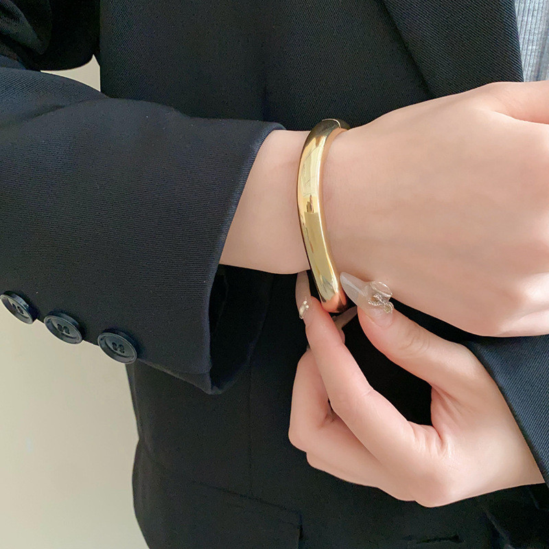 Châu Âu và Hoa Kỳ xuyên biên giới thả nước mở vòng tay thích hợp đơn giản khí chất vòng tay kim loại thời trang cá tính gió lạnh trang trí tay người phụ nữ