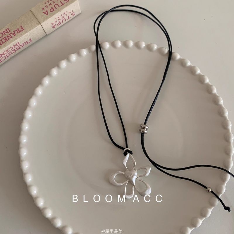 Hàn Quốc ins Blogger Hoa Rỗng Dây Đen Kéo Vòng Cổ Có Thể Điều Chỉnh, Đơn Giản Đa Năng Đơn Giản Tính Khí Dây Xích Dài