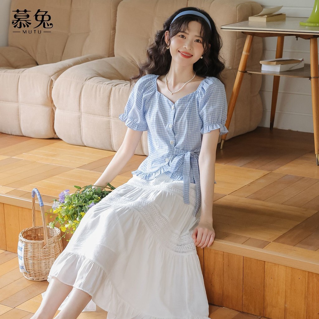 Bộ đồ Mutuke ngọt mặn gồm áo sơ mi kẻ sọc tay ngắn trắng và váy chữ A cao hai mảnh phù hợp mùa hè