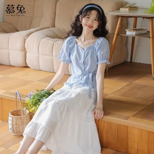 Bộ đồ Mutuke ngọt mặn gồm áo sơ mi kẻ sọc tay ngắn trắng và váy chữ A cao hai mảnh phù hợp mùa hè