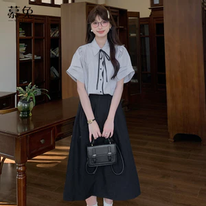 Mutu Nhỏ Phong Cách Preppy Giảm Tuổi Bộ Đồ Ngọt Ngào Nữ Mùa Hè 2026 Phong Cách Mới Sọc Áo Sơ Mi Tay Ngắn Eo Cao Chữ a Bộ Đồ Hai Mảnh