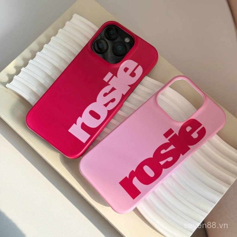 Ốp Điện Thoại Thích Hợp Cho iPhone rosie Letter 17 / 16 / 15promax / 14 Vỏ Cứng 13 / 12 / 11pro Niche xsmax / xr Sáng Tạo Chống Sốc Lỗ Lớn Bao Gồm Tất Cả XHX8