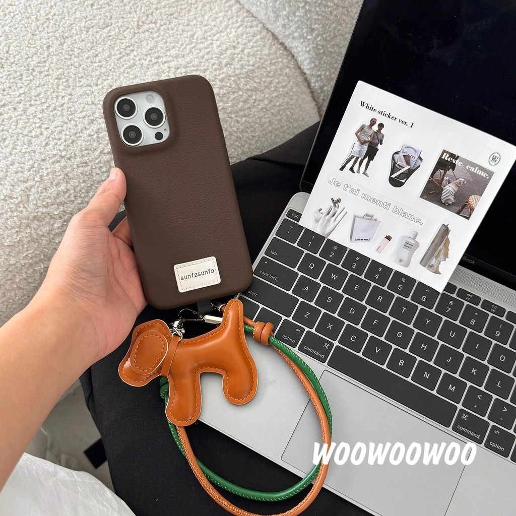 Ốp điện thoại iPhone họa tiết da màu tía dành cho nữ mới Vỏ mềm lỗ lớn bằng da giả + Mặt dây chuyền cho chó bằng da + Nhãn + Dây ngắn