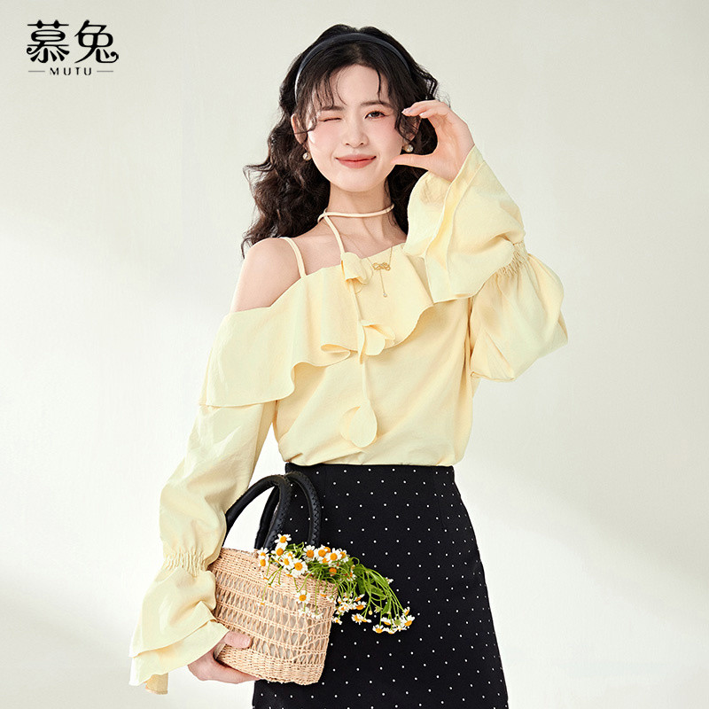 Mutu Phong Cách Pháp Off-the-Shoulder Dài Tay Áo Sơ Mi Trắng Nữ Mùa Xuân 2026 Phong Cách Mới Thiết Kế Niche Xù Top