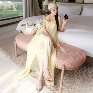 Váy dây tắt tay thiết kế shirred bất đối xứng thanh lịch, phù hợp mùa hè biển và ngày lễ