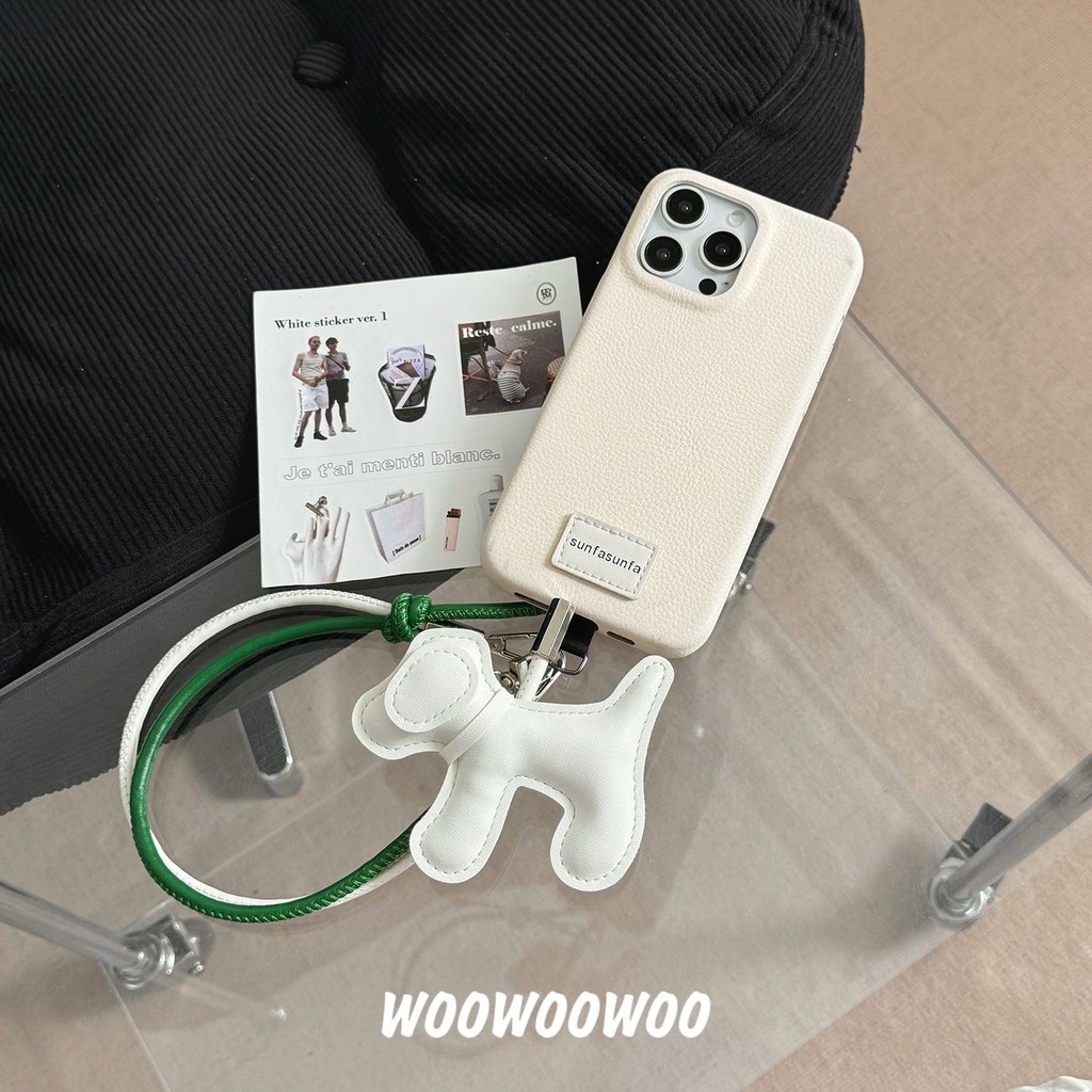 Ốp điện thoại iPhone họa tiết da màu tía dành cho nữ mới Vỏ mềm lỗ lớn bằng da giả + Mặt dây chuyền cho chó bằng da + Nhãn + Dây ngắn