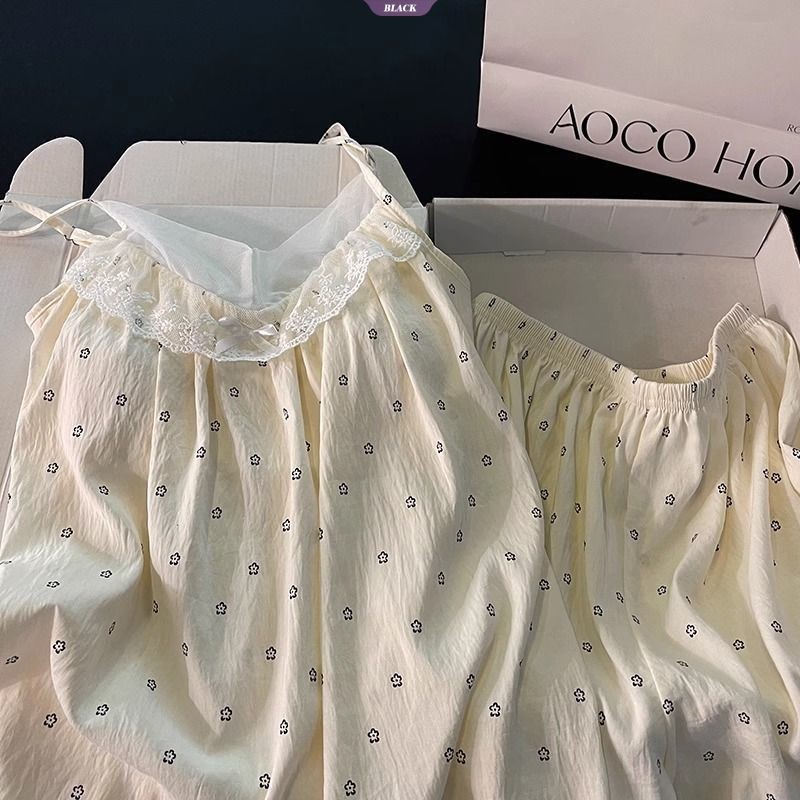 Bộ đồ ngủ hoa nhỏ ngọt ngào với miếng lót áo ngực và quần short gợi cảm, phù hợp cho sinh viên mùa hè