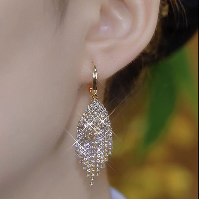 Bông tai thanh lịch có ánh sáng sang trọng cho sự kiện và bữa tiệc