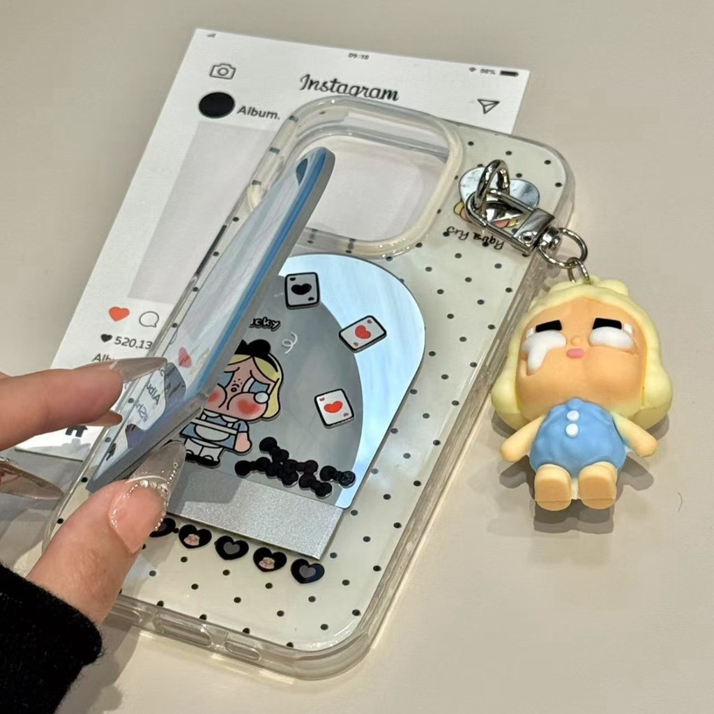 ✨Spot】[Búp bê Mặt dây Búp bê khóc+Giá đỡ gương+Vỏ điện thoại] ốp lưng Iphone16 Promax/15 Pro/14 Plus