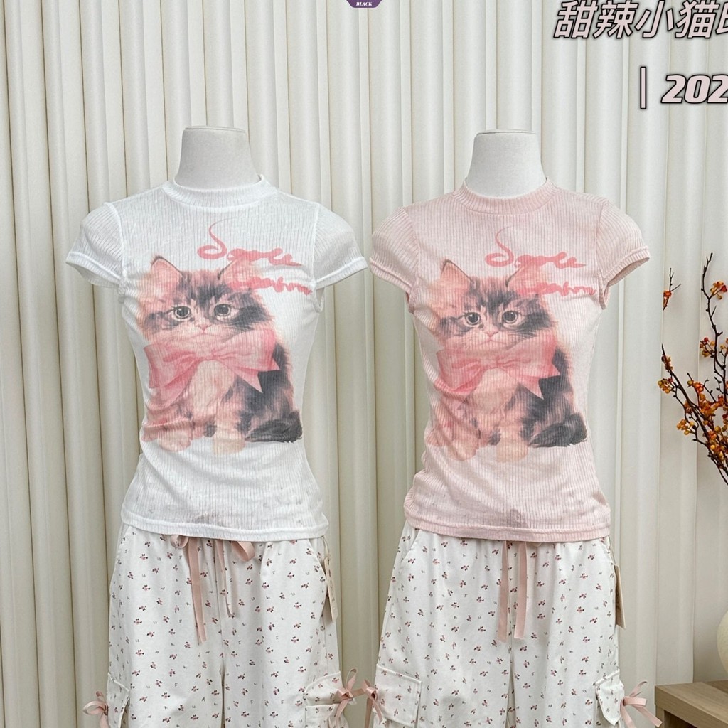 Áo thun nữ Dopamine Pink Cat màu hồng tươi sáng, phù hợp cho mùa hè với thiết kế slim-fit nhẹ nhàng.