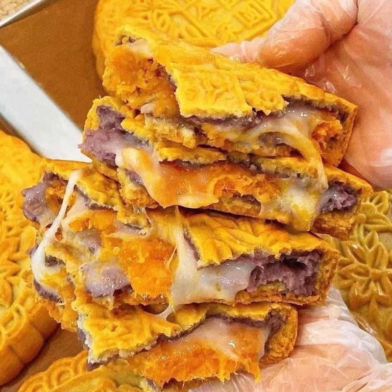 Bánh Trung Thu Khoai Môn Mochi Trứng Chảy Chà Bông (tem hồng 300gr)