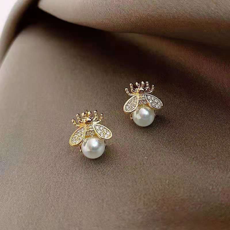 Bông tai ngọc trai ong bạc 925 với thiết kế Niche nhỏ gọn và đơn giản