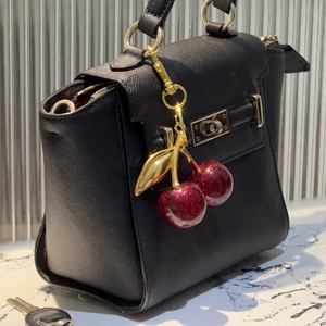 Móc khóa thời trang Cherry sang trọng Sáng tạo dành cho nữ Mặt dây chuyền trái cây giả pha lê sáng bóng Thích hợp cho túi xách
