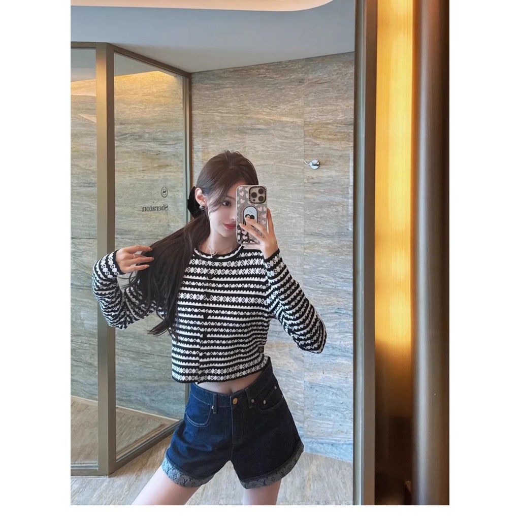 Sơ mi cardigan sọc cổ tròn dệt kim, phong cách mới cho đầu thu
