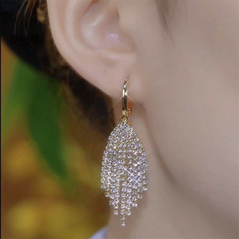 Bông tai thanh lịch có ánh sáng sang trọng cho sự kiện và bữa tiệc