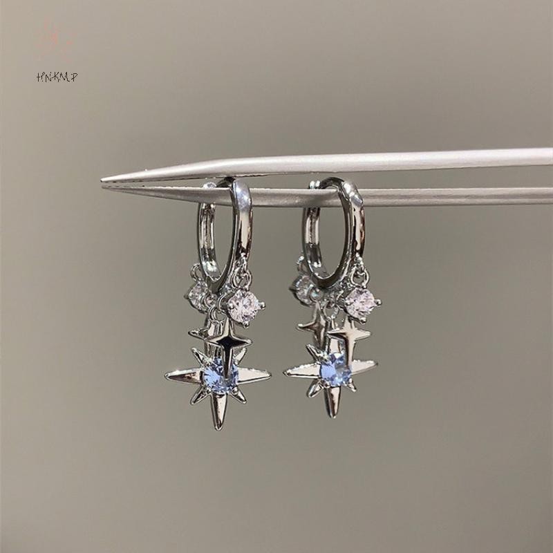 Bộ trang sức nữ gồm bông tai và mặt dây chuyền hình ngôi sao tám cánh, màu bạc với đá blue zircon, phù hợp làm quà tặng.