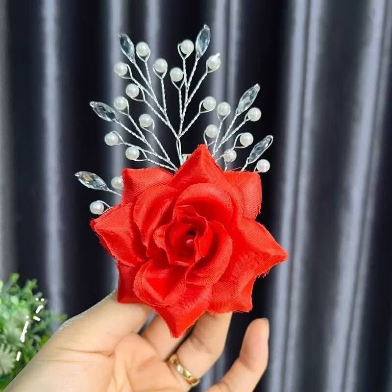 Cài tóc 1 bông hoa hồng có kèm kẹp mõ vịt, dùng để cài đầu biểu diễn văn nghệ