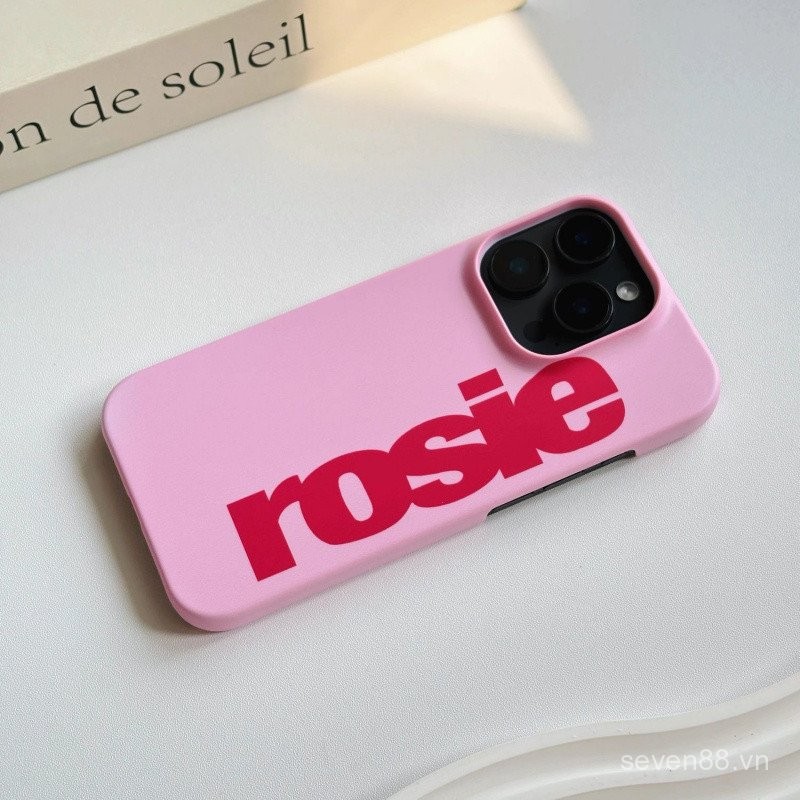 Ốp Điện Thoại Thích Hợp Cho iPhone rosie Letter 17 / 16 / 15promax / 14 Vỏ Cứng 13 / 12 / 11pro Niche xsmax / xr Sáng Tạo Chống Sốc Lỗ Lớn Bao Gồm Tất Cả XHX8
