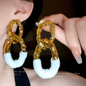 Bông tai xếp li rỗng kim bạc hình bầu dục Châu Âu và Hoa Kỳ thiết kế phóng đại cảm giác đinh tán cá tính thời trang cao cấp Bông tai cảm giác bán buôn