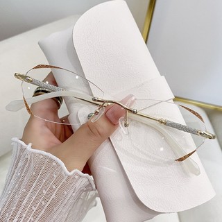 Kính mắt nữ không khung với gọng nhỏ và mặt phẳng trơn, phù hợp cả ngày và tạo vẻ thời thượng