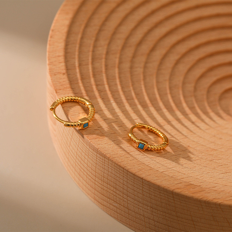 Bông tai vòng Huggie mạ vàng cho nữ, thiết kế đơn giản với đá Cubic Zirconia, phù hợp làm trang sức hàng ngày